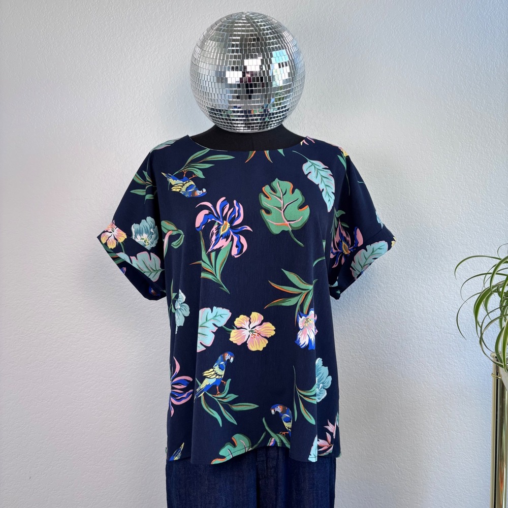 MELLO DAY Tropical Floral Print Blouse, Size Medium, Navy Blue Short Sleeve‎ Top - Picture 2 of 16